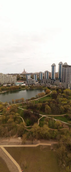 Panoramatický Výhled Město Domy Silnicemi Jezerem Převzatým Kvadrokoptéry — Stock fotografie