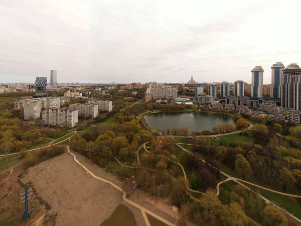 Панорамный Вид Города Домами Дорогами Озером Взятым Квадрокоптера — стоковое фото