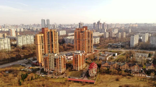 Stadtpanorama Mit Häusern Und Straßen Und Einem See Aus Einem — Stockfoto