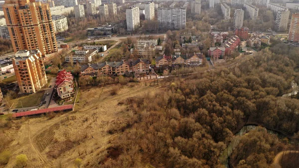 Şehir Panoramik Manzarası Evler Yollar Bir Kuadrokopterden Alınan Bir Göl — Stok fotoğraf