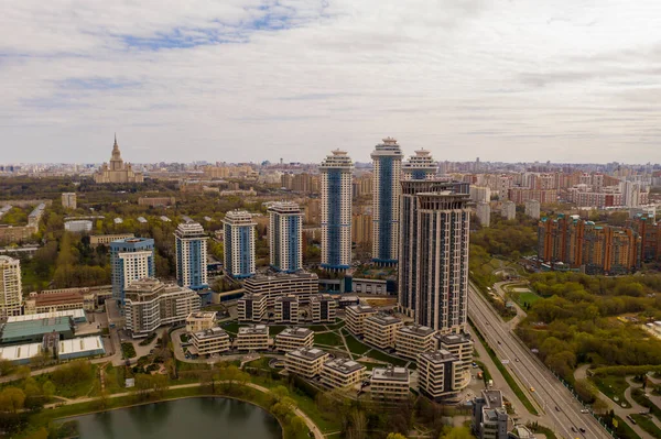 Vista Panorâmica Cidade Com Casas Estradas Com Lago Tomado Quadrocopter — Fotografia de Stock