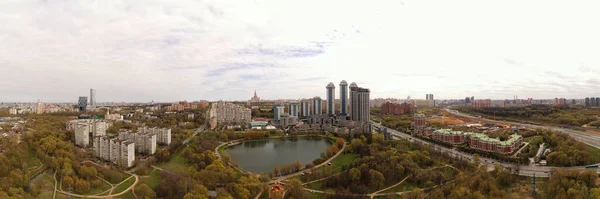 Vue Panoramique Ville Avec Des Maisons Des Routes Avec Lac — Photo