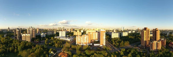 Cidade Vista Panorâmica Com Casas Estradas Pôr Sol Tiro Quadricóptero — Fotografia de Stock