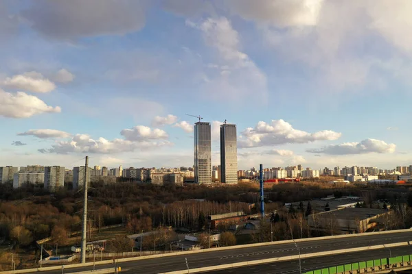 Widok Panoramiczny Miasta Domów Dróg Zachodzie Słońca Strzał Quadrocopter — Zdjęcie stockowe