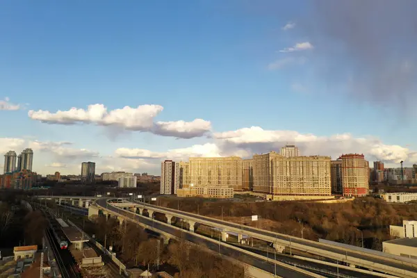 Widok Panoramiczny Miasta Domów Dróg Zachodzie Słońca Strzał Quadrocopter — Zdjęcie stockowe