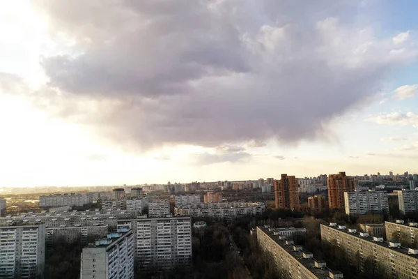 Stadtpanorama Mit Häusern Und Straßen Bei Sonnenuntergang Aus Einem Quadrocopter — Stockfoto