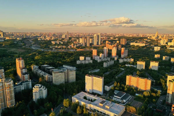 Stadtpanorama Mit Häusern Und Straßen Bei Sonnenuntergang Aus Einem Quadrocopter — Stockfoto