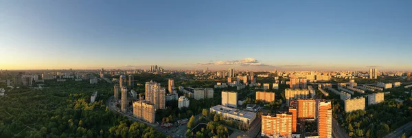 Şehir Panoramik Manzarası Gün Batımında Evler Yollar Bir Kuadrokopterden Çekiliyor — Stok fotoğraf