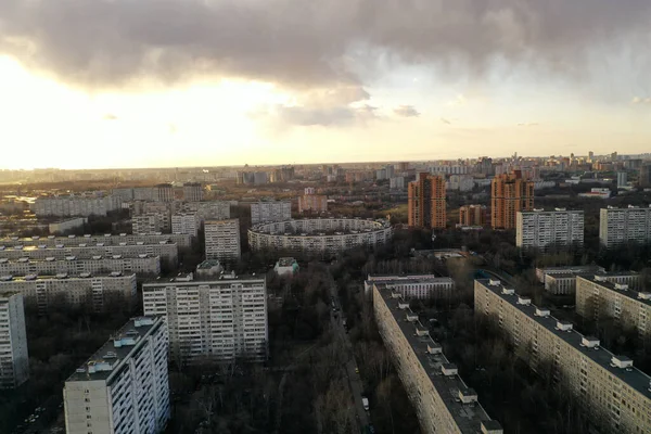 Panoramisch Uitzicht Stad Met Huizen Wegen Bij Zonsondergang Vanaf Een — Stockfoto