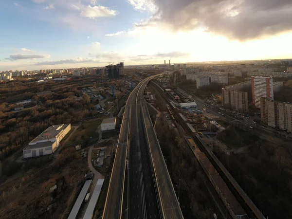 Widok Panoramiczny Miasta Domów Dróg Zachodzie Słońca Strzał Quadrocopter — Zdjęcie stockowe