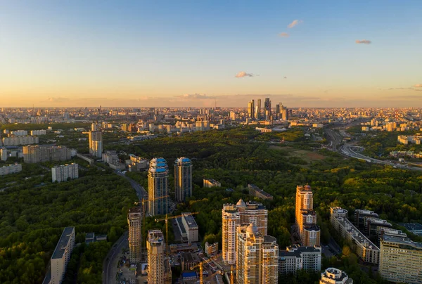 Cidade Vista Panorâmica Com Casas Estradas Pôr Sol Tiro Quadricóptero — Fotografia de Stock