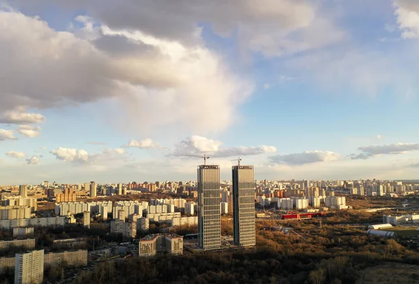 Stadtpanorama Mit Häusern Und Straßen Bei Sonnenuntergang Aus Einem Quadrocopter — Stockfoto