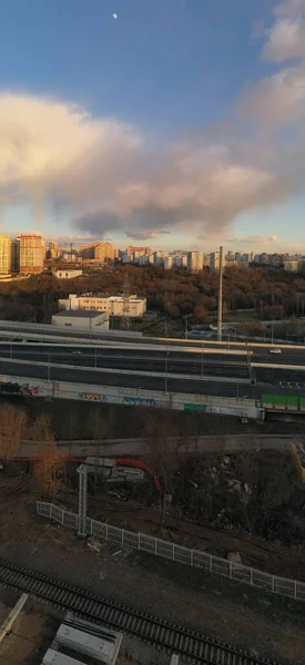 Şehir Panoramik Manzarası Gün Batımında Evler Yollar Bir Kuadrokopterden Çekiliyor — Stok fotoğraf