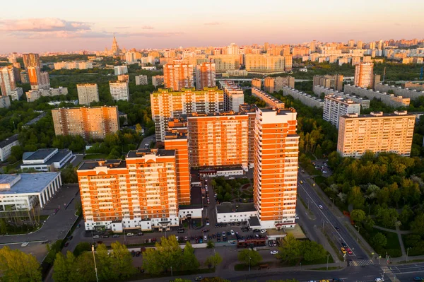 Stadtpanorama Mit Häusern Und Straßen Bei Sonnenuntergang Aus Einem Quadrocopter — Stockfoto