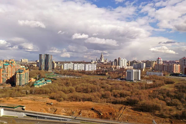 Панорамный Вид Города Домами Дорогами Грозовыми Тучами Снятыми Квадровертолета — стоковое фото