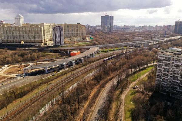 Vista Panorámica Ciudad Con Casas Carreteras Nubes Trueno Tomadas Quadrocopter — Foto de Stock