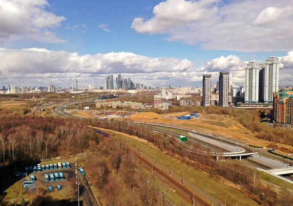 Vista Panorámica Ciudad Con Casas Carreteras Nubes Trueno Tomadas Quadrocopter — Foto de Stock