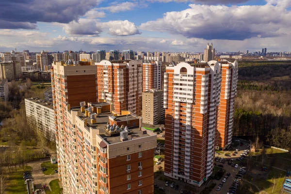 Stadtpanorama Mit Häusern Und Straßen Und Gewitterwolken Aus Einem Quadrocopter — Stockfoto