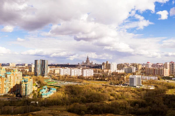 Stadtpanorama Mit Häusern Und Straßen Und Gewitterwolken Aus Einem Quadrocopter — Stockfoto