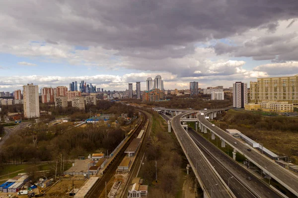 Bir Kuadrokopterden Alınan Evler Yollar Ile Panoramik Şehir Manzarası — Stok fotoğraf