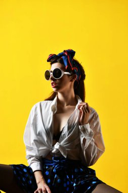 Şemsiyeli bikinili güzel bir kız. Poster tarzı poz veriyor.