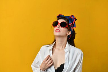 Şemsiyeli bikinili güzel bir kız. Poster tarzı poz veriyor.