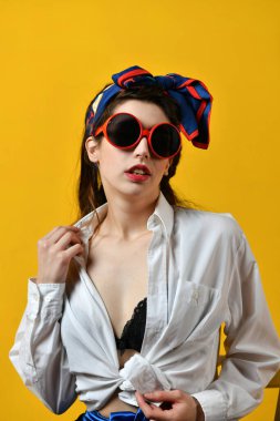 Şemsiyeli bikinili güzel bir kız. Poster tarzı poz veriyor.