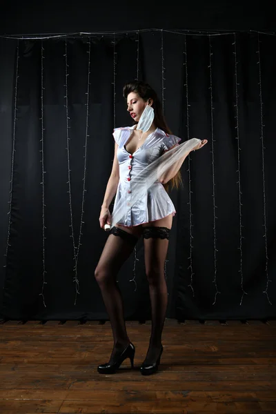 Schöne Krankenschwester Posiert Einem Weißen Mantel Auf Dunklem Hintergrund Stil — Stockfoto
