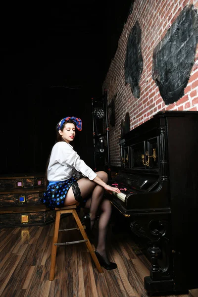 Beautiful Girl Piano Posing Pin Style — Stock Photo, Image