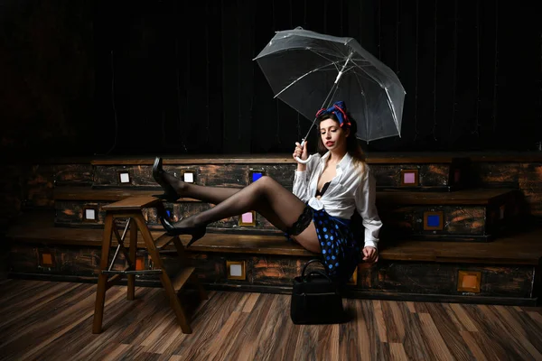 Hermosa Chica Con Paraguas Posando Estilo Pin — Foto de Stock