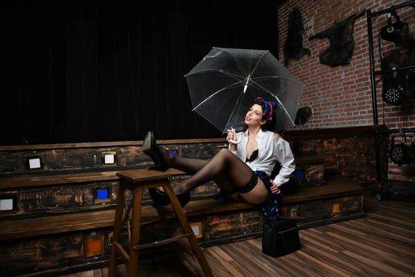 Schöne Mädchen Mit Einem Regenschirm Posiert Pin Stil — Stockfoto