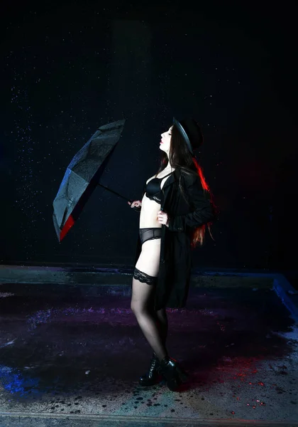 Mooi Meisje Bikin Poseren Onderwater Een Donkere Achtergrond Stijl Van — Stockfoto