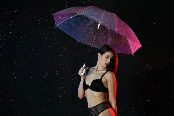 Mooi Meisje Bikini Met Een Paraplu Poseren Pin Stijl — Stockfoto