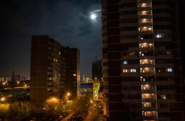 Gün batımında şehir manzarası