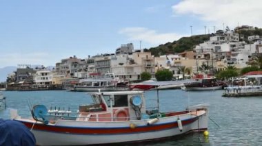 Yüksek katlı apartmanların panoramik manzarası ve İHA 'dan uzaklaştırılmış büyük bir şehrin altyapısı.