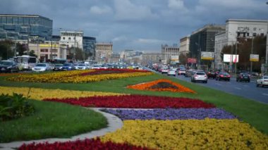 Yüksek katlı apartmanların panoramik manzarası ve İHA 'dan uzaklaştırılmış büyük bir şehrin altyapısı.