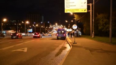 Yüksek katlı apartmanların panoramik manzarası ve İHA 'dan uzaklaştırılmış büyük bir şehrin altyapısı.