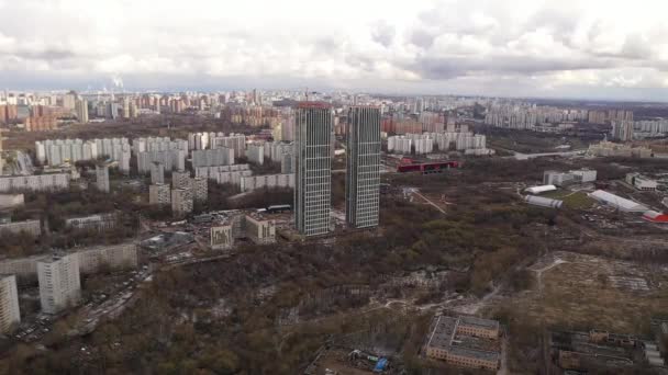 Panoramiczne Widoki Wieżowce Mieszkalne Pobliżu Podstawowej Infrastruktury Dużego Miasta Usuniętego — Wideo stockowe