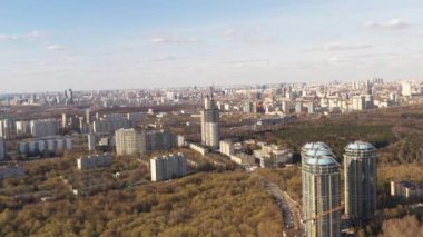 Yüksek katlı apartmanların panoramik manzarası ve İHA 'dan uzaklaştırılmış büyük bir şehrin altyapısı.