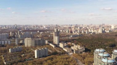 Yüksek katlı apartmanların panoramik manzarası ve İHA 'dan uzaklaştırılmış büyük bir şehrin altyapısı.