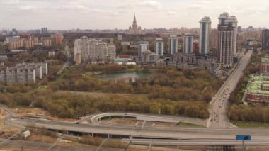 Yüksek katlı apartmanların panoramik manzarası ve İHA 'dan uzaklaştırılmış büyük bir şehrin altyapısı.