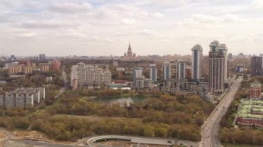 Yüksek katlı apartmanların panoramik manzarası ve İHA 'dan uzaklaştırılmış büyük bir şehrin altyapısı.