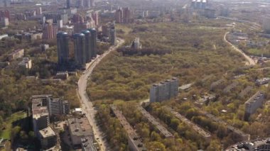 Yüksek katlı apartmanların panoramik manzarası ve İHA 'dan uzaklaştırılmış büyük bir şehrin altyapısı.