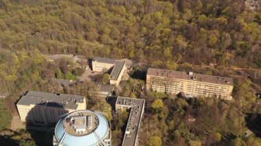 Yüksek katlı apartmanların panoramik manzarası ve İHA 'dan uzaklaştırılmış büyük bir şehrin altyapısı.