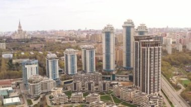 Yüksek katlı apartmanların panoramik manzarası ve İHA 'dan uzaklaştırılmış büyük bir şehrin altyapısı.