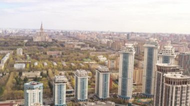 Yüksek katlı apartmanların panoramik manzarası ve İHA 'dan uzaklaştırılmış büyük bir şehrin altyapısı.