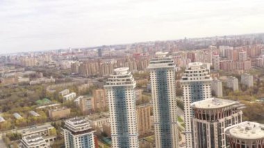 Yüksek katlı apartmanların panoramik manzarası ve İHA 'dan uzaklaştırılmış büyük bir şehrin altyapısı.