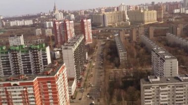 Yüksek katlı apartmanların panoramik manzarası ve İHA 'dan uzaklaştırılmış büyük bir şehrin altyapısı.