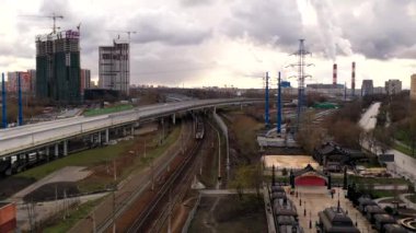 İHA 'dan çekilen büyük bir şehrin yol kesişimlerinin ve otoyollarının panoramik görüntüsü