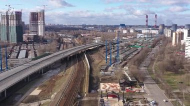 İHA 'dan çekilen büyük bir şehrin yol kesişimlerinin ve otoyollarının panoramik görüntüsü